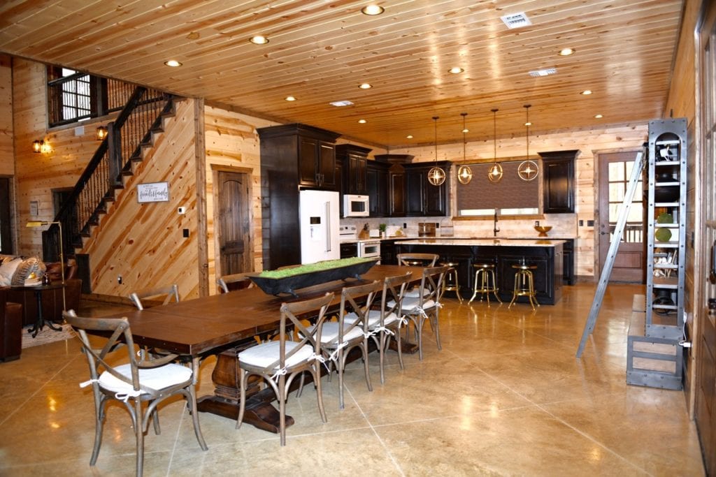 Boomerang Cabin - Kitchen and Dining table.