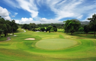 An image of a golf course in Beavers Bend.