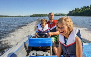 A photo of a family riding around on one of the various Broken Bow boat rentals.