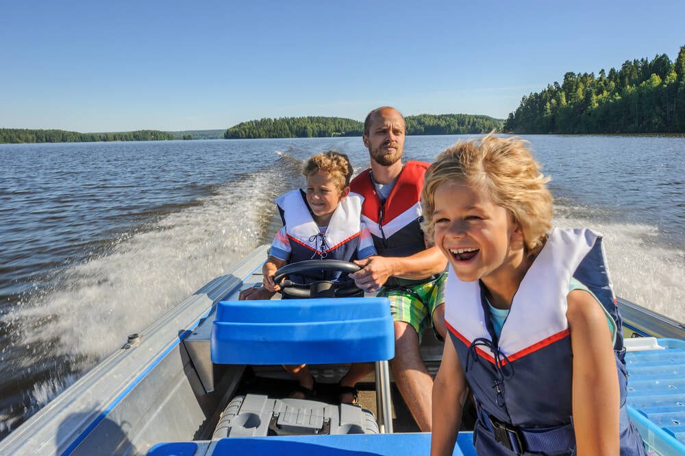 A photo of a family riding around on one of the various Broken Bow boat rentals.