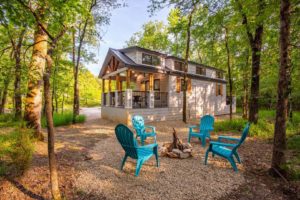 A cabin near bars in Broken Bow, OK.