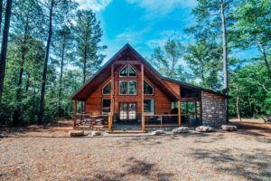 A cabin in Broken Bow near Beavers Bend State Park, which is filled with fun activities. 
