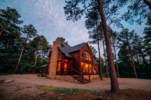 Pet friendly cabins like this one allow you to bring your dog with on a Broken Bow getaway.