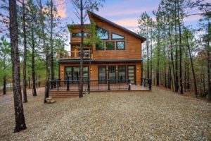 A Broken Bow cabin near a top local golf course.