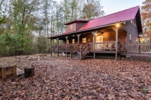 The exterior of a Hochatown cabin near some of the best places to eat in Broken Bow.