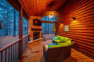 The outdoor living space of a Hochatown cabin to stay at during an Oklahoma winter vacation.