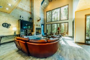 The living space of a Hochatown cabin to relax in after exploring local Oklahoma trails.