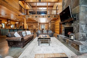 The living area of a Hochatown cabin rental close to local activities.