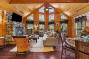 The living area of a cabin near some of the best things to do in Hochatown for adults.