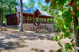 The outside view of an Oklahoma cabin rental near Broken Bow.