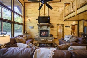 The living area of a Hochatown rental to relax in after taking photos of local Oklahoma attractions.