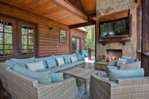 The outdoor seating area at a Hochatown cabin rental to stay at on an Oklahoma summer vacation.